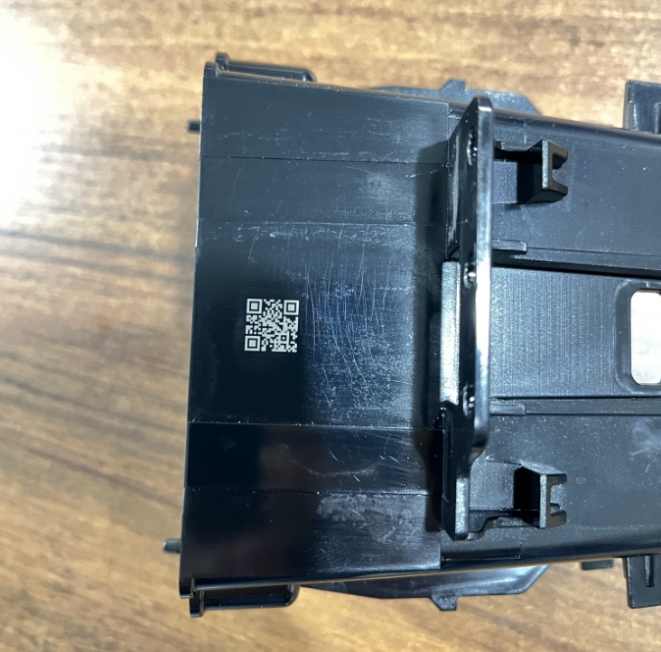 1744269205809366.jpg 新能源汽車(chē)塑料件激光打標(biāo).jpg